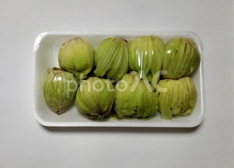 スーパーのふきのとう 蕗の薹,スーパー,パックの写真素材
