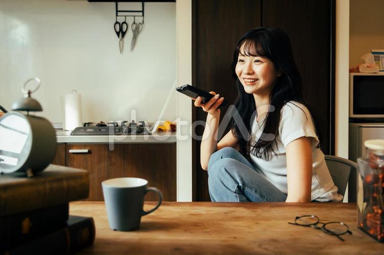 テレビを見る女性　リモコン 女性,ライフスタイル,テレビの写真素材