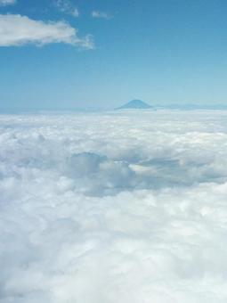 空から見る秋の富士山 空から見る秋の富士山の写真
