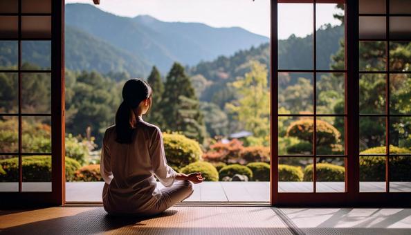 和室で瞑想する女性 和室で瞑想する女性の写真