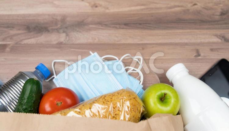 防災グッズを広げたところ 防災,非常食,避難の写真素材