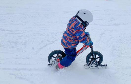 雪上で遊ぶ子供 雪,スキー場,冬の写真素材