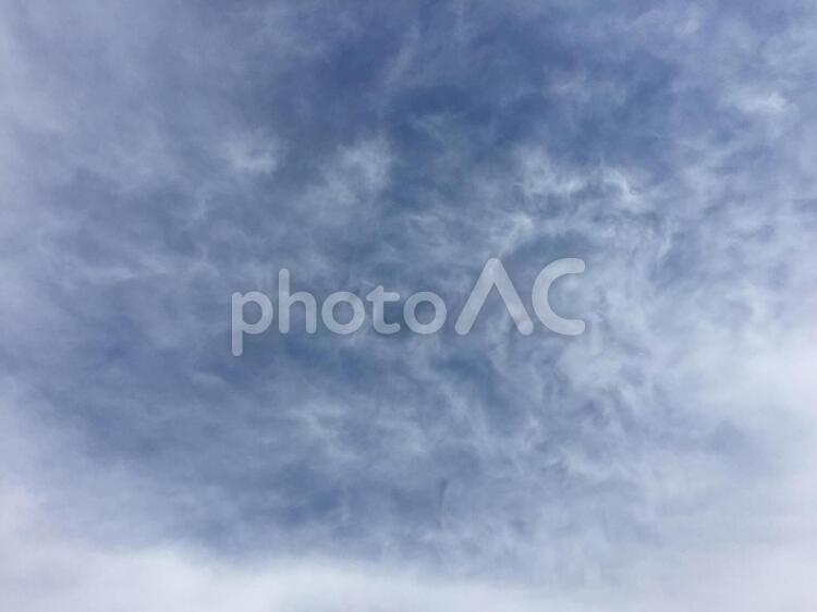 背景素材  空と雲模様 煙のような雲  雲,模様,空の写真素材