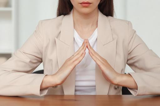 屋根を表現する女性の手元 保険業,事務職,接客業の写真素材