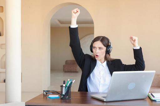 ガッツポーズで横を見る女性 女性,外国人,ガッツポーズの写真素材