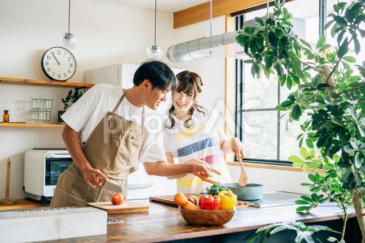 一緒に料理を作る男女（夫婦・フライパン） 料理,キッチン,家事の写真素材