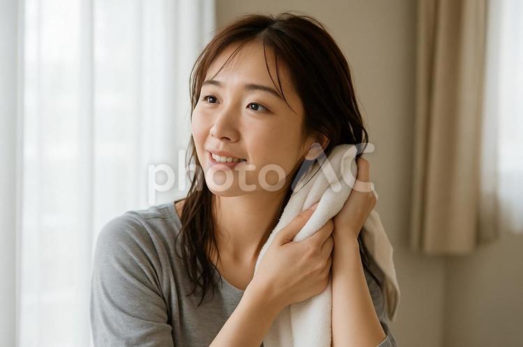 濡れた髪をタオルで拭く女性 女性,日本人,美人の写真素材