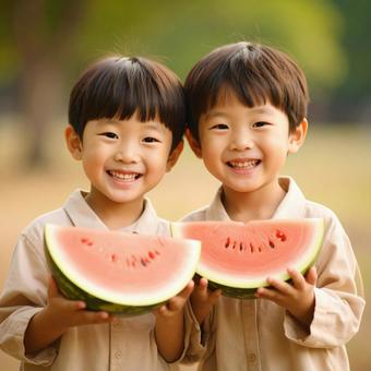 スイカを食べる子供たち スイカを食べる子供たちの写真