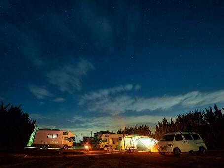 Image of auto camp under the starry sky in winter, शिविर, रात दृश्य, सितारा, JPG