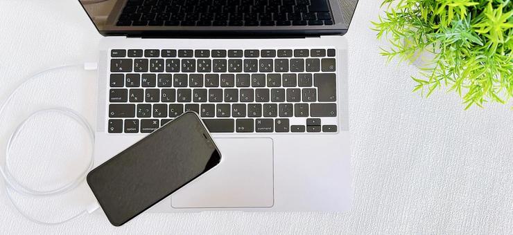 パソコンに繋がれたスマホ 同期 転送 パソコンに繋がれたスマホ 同期 転送 ビジネスイメージ,コピースペース,バックアップの写真素材