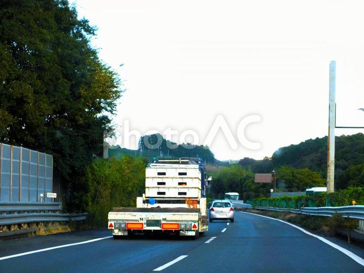 空の荷台のトラックが高速を走る トラック,積み荷,カラの写真素材