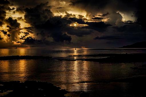 <素材>夏の夜明けの海の朝焼けと入道雲 <素材>夏の夜明けの海の朝焼けと入道雲の写真