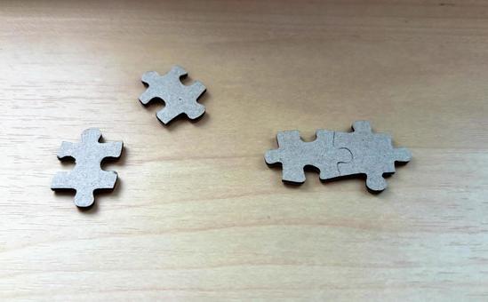 パズルを組み立てる パズルを組み立てるの写真