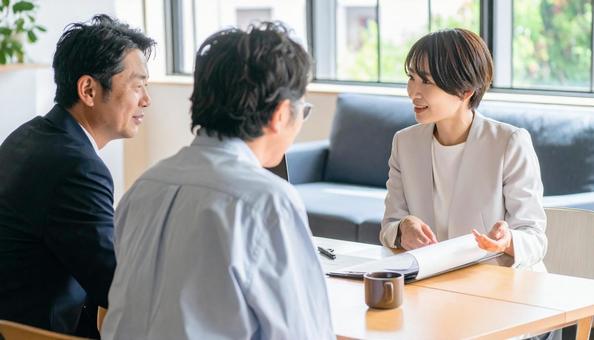 シニア夫婦と営業マン シニア夫婦と営業マンの写真