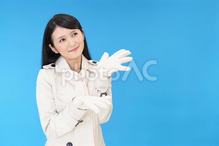 掌を見せる笑顔の女性 女性,女,笑顔の写真素材