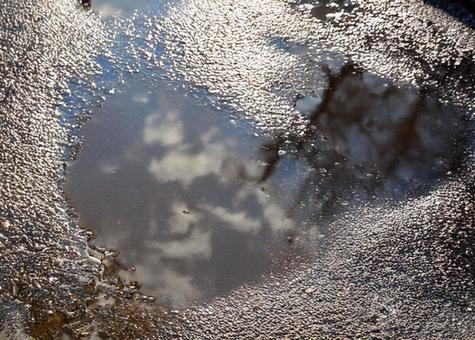 コンクリートの水たまり コンクリートの水たまりの写真