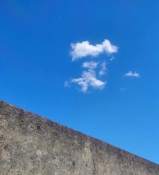 青空と壁とちぎれ雲 青空と壁とちぎれ雲 空,壁,コンクリートの写真素材