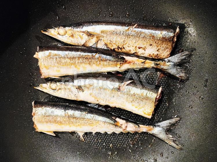 フライパンで焼く秋刀魚 秋刀魚,魚,食材の写真素材