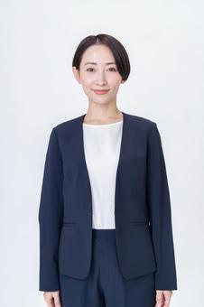 信頼感と清潔感のあるスーツ姿の女性 ビジネス,女性,案内の写真素材