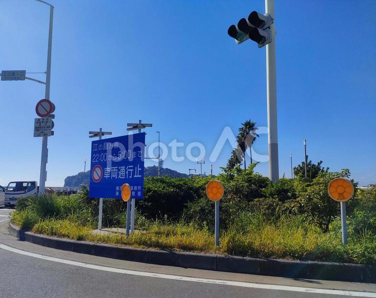 江の島の道路と標識 景色,街並み,空の写真素材