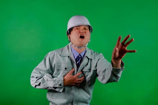 胸を押さえる作業員 胸を押さえる作業員の写真