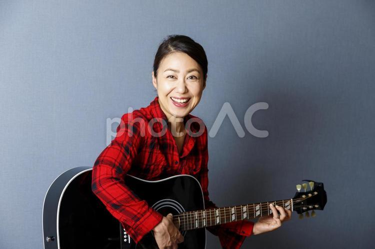 ギターを楽しむ女性 女性,ギター,音楽の写真素材