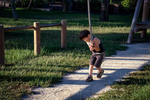 R<素材>公園のターザンロープで遊ぶ少年 R<素材>公園のターザンロープで遊ぶ少年 子供,ターザンロープ,アスレチックの写真素材