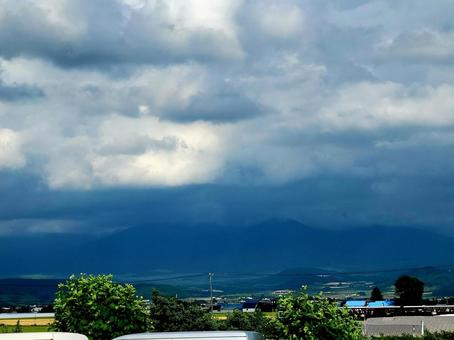 十勝岳連峰の山並 北海道 中富良野町 十勝岳連峰の山並 北海道 中富良野町の写真