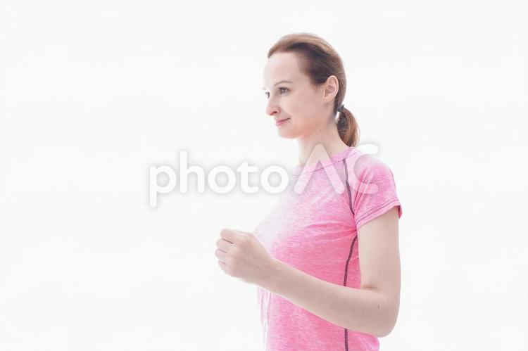 ランニングをする笑顔の若い女性 国,教室,国際交流の写真素材