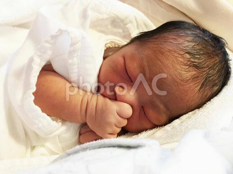 新生児　指吸い 生後0日　生まれて2時間 新生児,出産,生まれたての写真素材