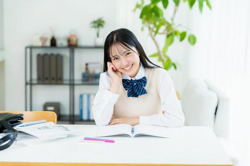 自宅で勉強をする女子高生 自宅で勉強をする女子高生の写真