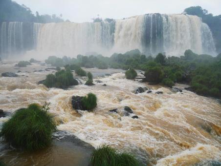 遊歩道から見るナイアガラの滝 ブラジル,世界遺産,アルゼンチンの写真素材