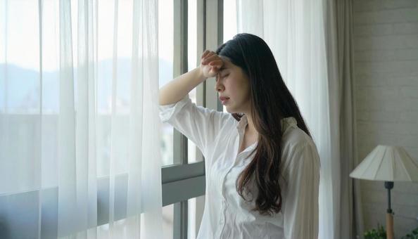 起床時に寝不足と疲労と体調不良の女性 起床時に寝不足と疲労と体調不良の女性の写真