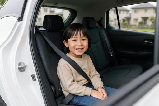 後部座席の子どもの写真