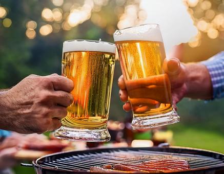 バーベキューでビール バーベキューでビールの写真