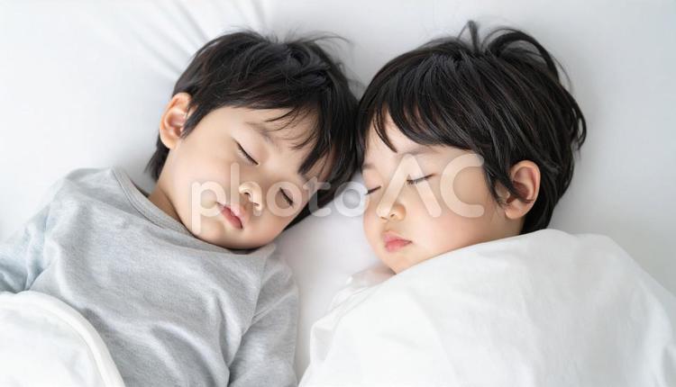 お泊り保育で一緒に眠る園児たち お泊り保育,お泊り会,子供の写真素材