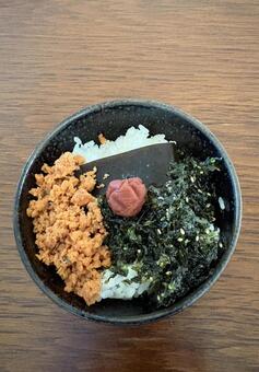 ご飯に鮭フレークとジャバンのりとかつお梅 茶碗飯,朝食,あきたこまちの写真素材