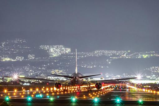 輝く誘導灯と離陸前の旅客機 輝く誘導灯と離陸前の旅客機の写真