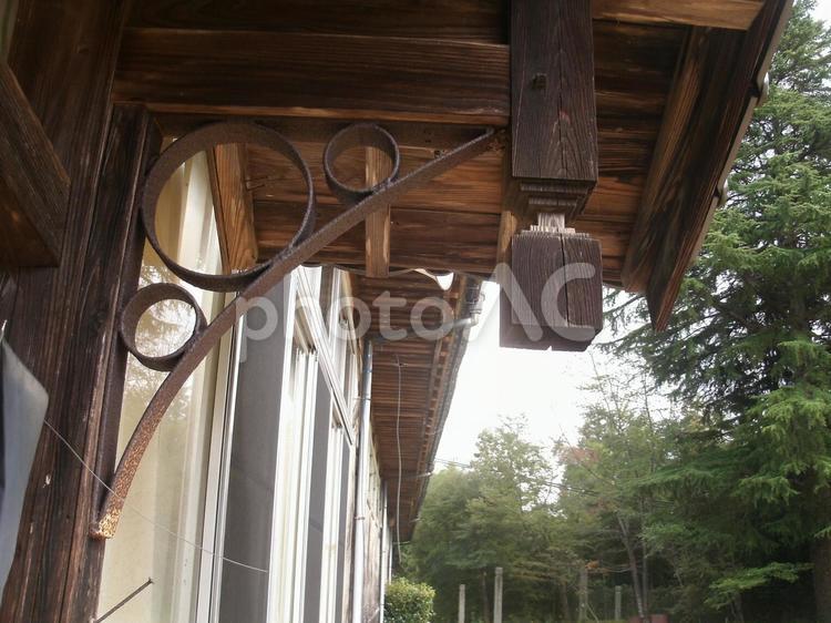 廃校の木造校舎「庇の飾り・小野小学校」 小野小学校,木造校舎,廃校の写真素材