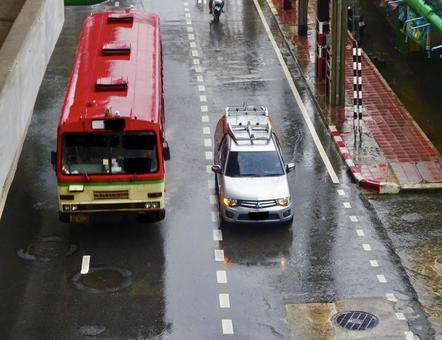 タイの雨の日の道路とバスと車 タイの雨の日の道路とバスと車 雨,道路,車の写真素材