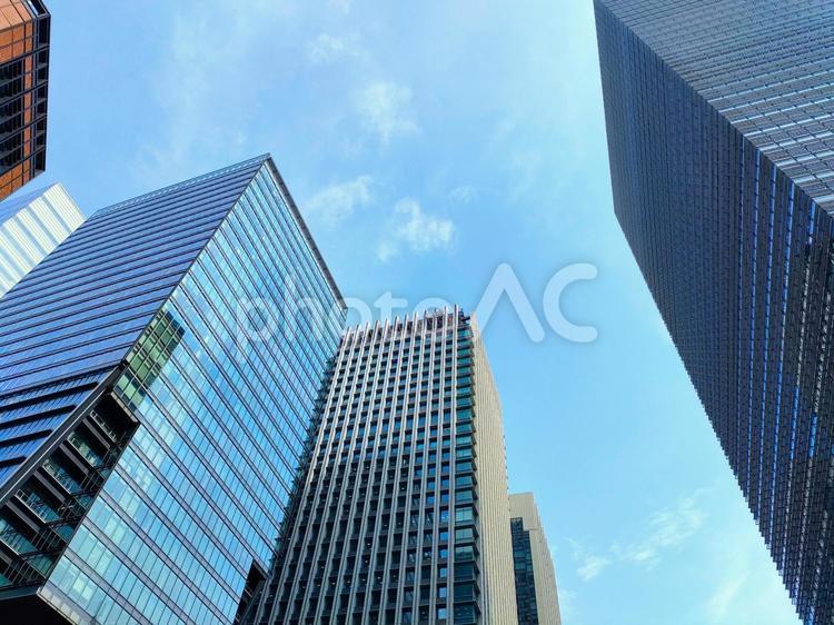 オフィス街と青い空 オフィス街,青空,空の写真素材