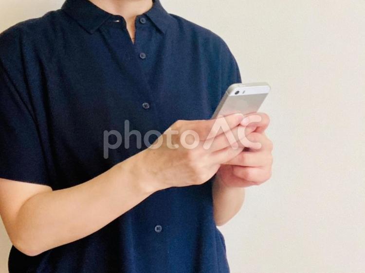 スマホを操作する半袖シャツの女性 スマホ,操作,女性の写真素材
