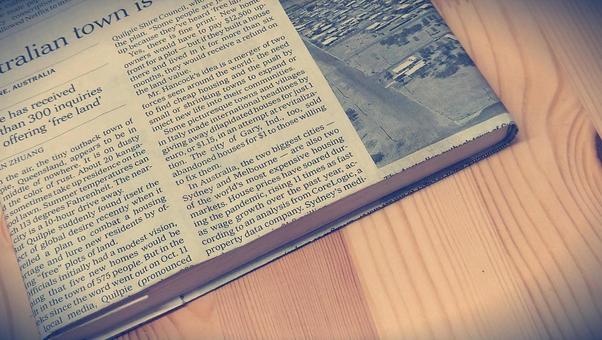 英字新聞のブックカバーをつけた書籍 英字新聞のブックカバーをつけた書籍 英字新聞,本,古本の写真素材