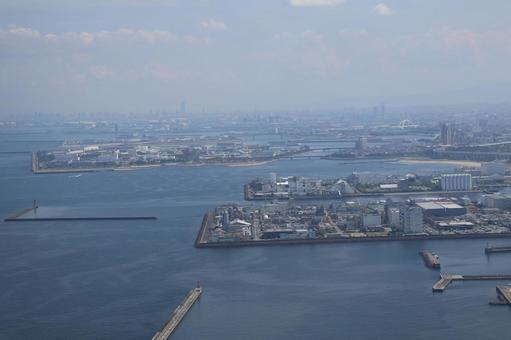 青空と海と海岸沿いの埋め立て地街並み 青空と海と海岸沿いの埋め立て地街並みの写真