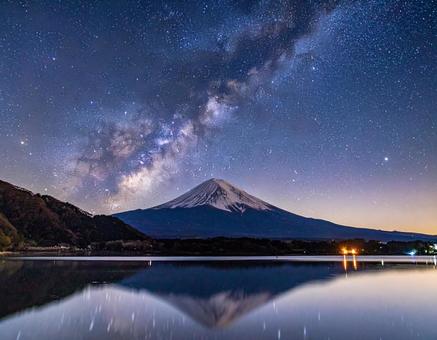 山の上の天の川と湖 山の上の天の川と湖の写真