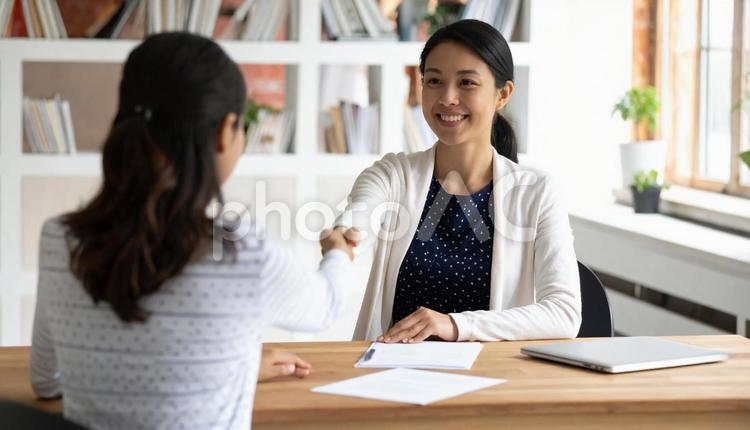握手を求める女性 ビジネスイメージ,リクルートスーツ,ボディパーツの写真素材
