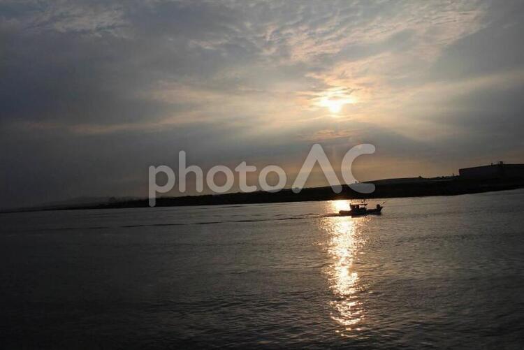 太陽と海を渡る船 季節,自然,風景の写真素材