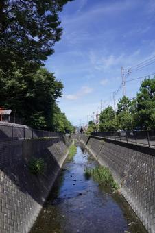 保土ヶ谷区の国道一号、仙人橋から今井川 保土ヶ谷区の国道一号、仙人橋から今井川 日陰,涼しい,清涼の写真素材