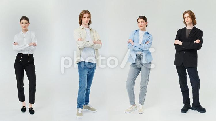 腕組みポーズでカメラ目線の男女 男女,腕組み,ポーズの写真素材