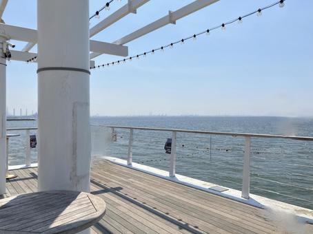 白いデッキ 東京湾,稲毛海浜公園,稲毛の浜の写真素材